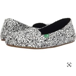 Sanuk Blanche b&w geometric print shoes EUC